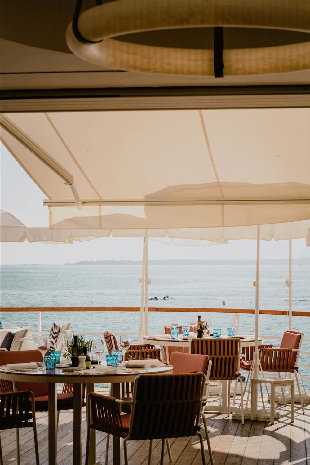 Terrasse de restaurant en bord de mer